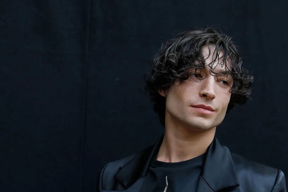 EZRA_MILLER_AYUDA_WARNER